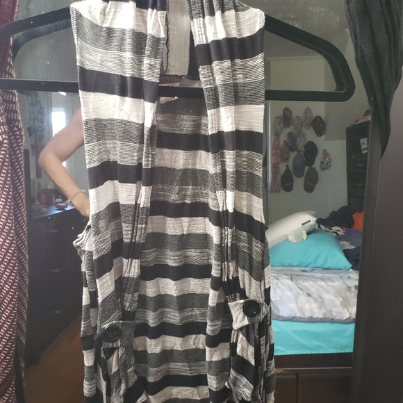 Two vest. Both sz sm - Picture 3 of 4